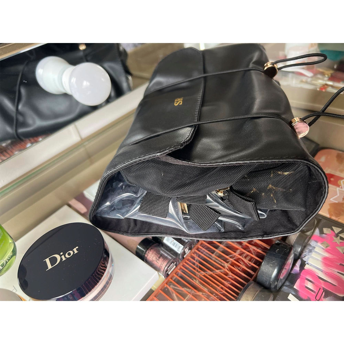Bolsa de tocador Enzo de Maison Caviar, elegante y compacta, con compartimentos para cosméticos y artículos de belleza.