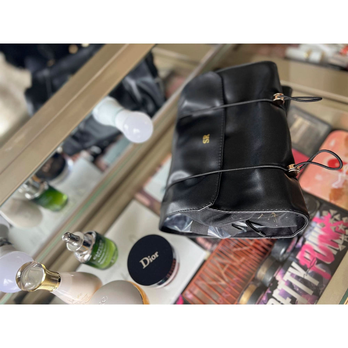 Bolsa de vanity Enzo de Maison Caviar, bolso de maquillaje compacto con detalles elegantes y cierre metálico.