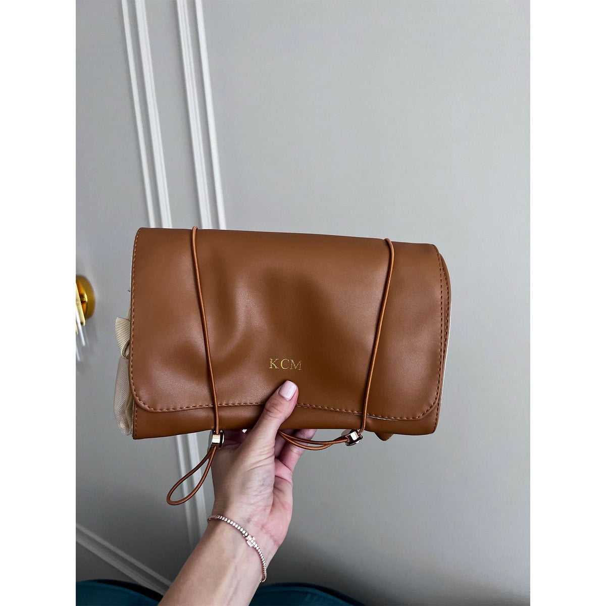 Bolsa de tocador Enzo de Maison Caviar con compartimentos y diseño elegante, ideal para viajar y organizar productos de belleza.