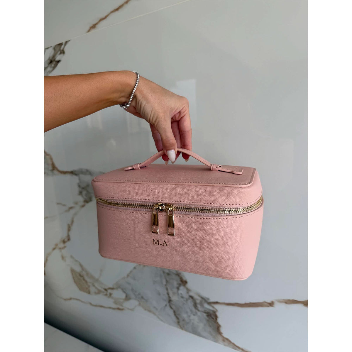 Neceser de viaje Maison Caviar Formentera con compartimentos y diseño elegante, ideal para cosméticos y accesorios.
