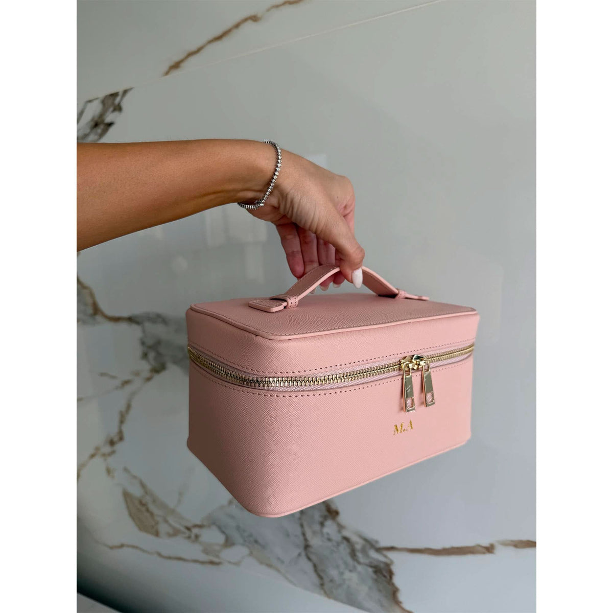 Neceser Maison Caviar Formentera, bolso de belleza con compartimentos y cuero elegante, en tonos neutros y detalles sofisticados.