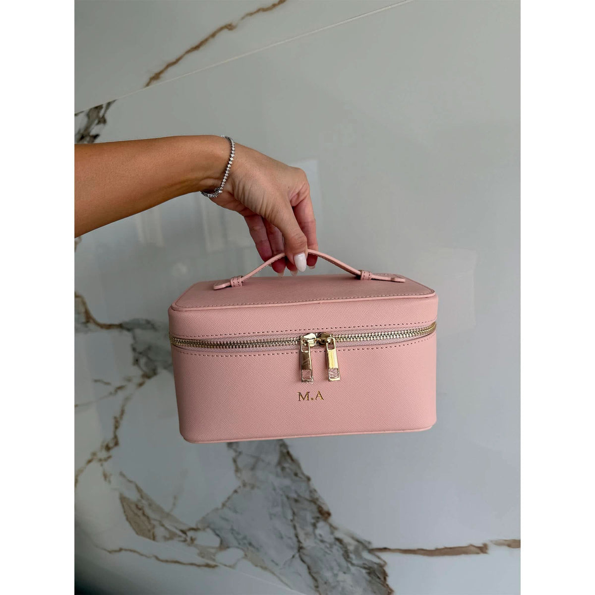 Bolsa de maquillaje Maison Caviar Formentera, elegante estuche de vanity con compartimentos para cosméticos y accesorios.