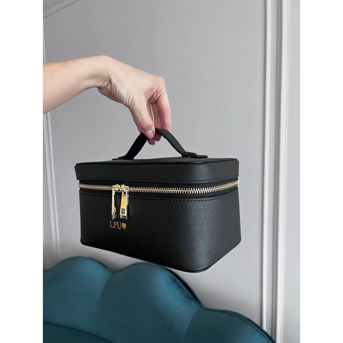 Neceser Maison Caviar Formentera, bolso de maquillaje compacto con cierre y asa, en tonos claros y acabado elegante.