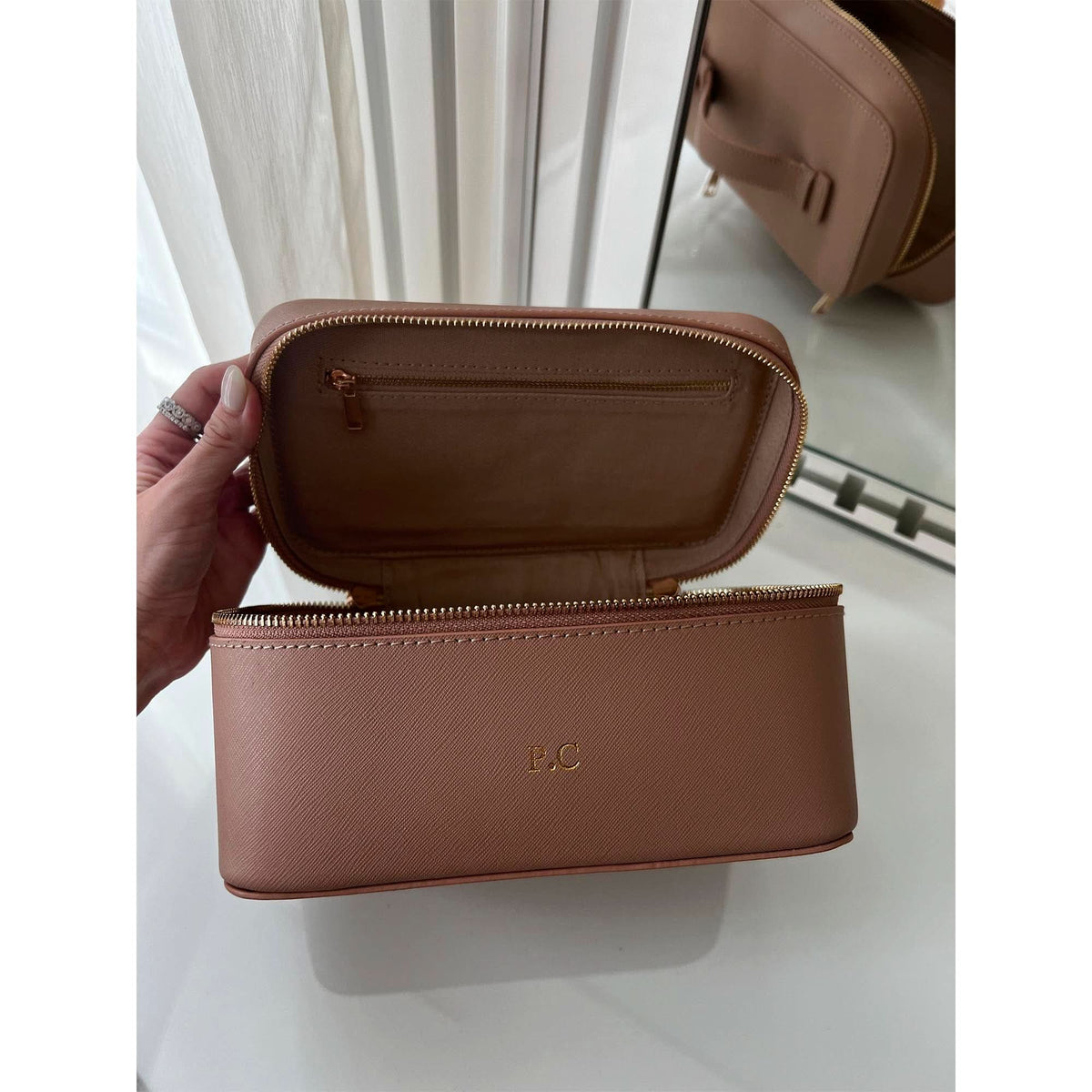 Bolsa de tocador Formentera de Maison Caviar, elegante bolso de vanity con múltiples compartimentos y acabado de alta calidad.