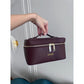 Bolsa de tocador Maison Caviar Formentera, elegante y compacta, con detalles en cuero y espacio para artículos de belleza.