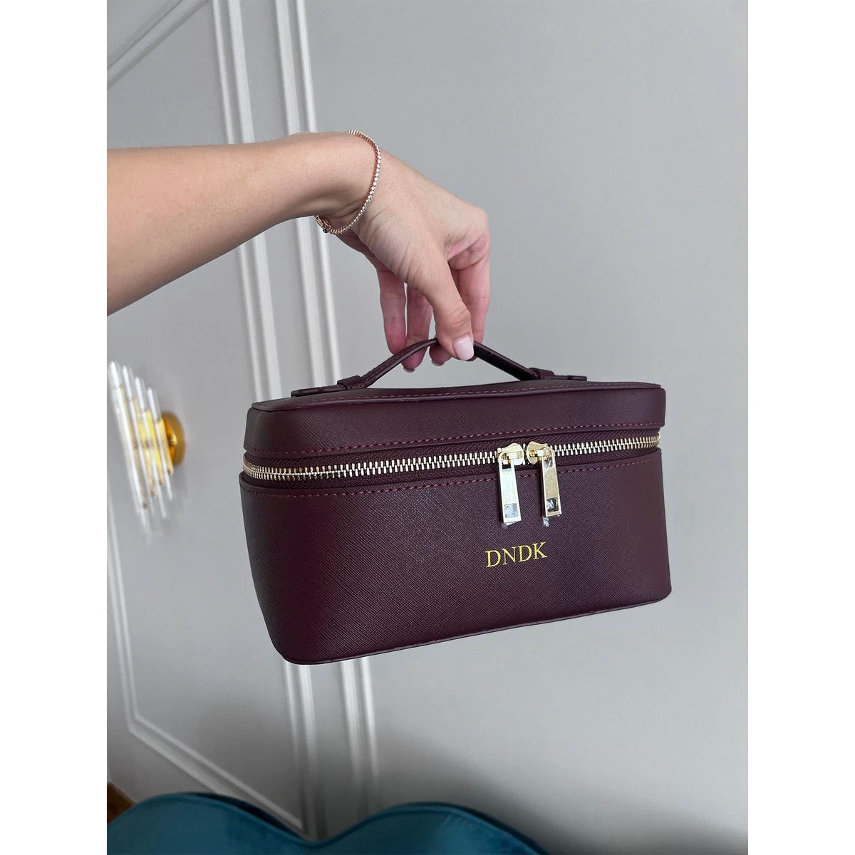 Bolsa de tocador Maison Caviar Formentera, elegante y compacta, con detalles en cuero y espacio para artículos de belleza.