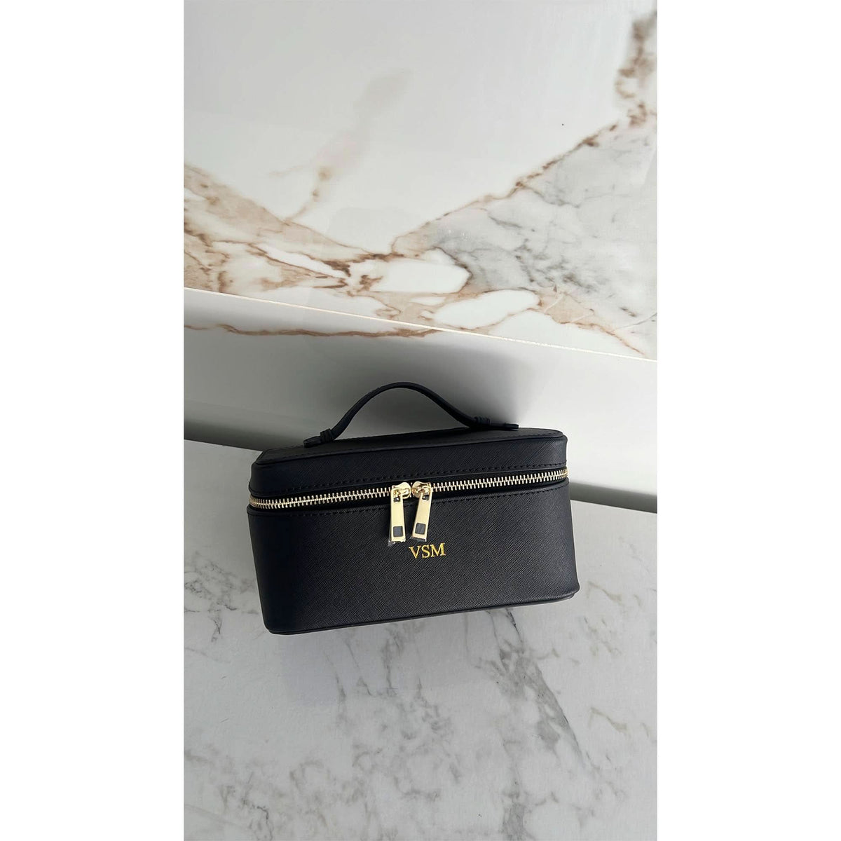 Neceser de belleza Maison Caviar Formentera, bolsa de maquillaje elegante con compartimentos para accesorios y productos de cuidado personal.