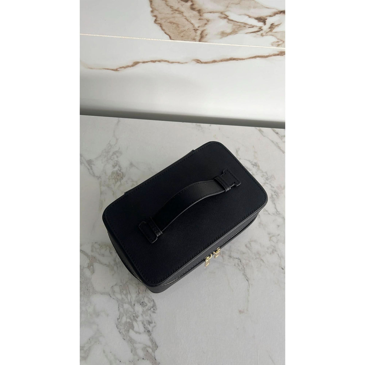Bolsa de belleza Maison Caviar Formentera, elegante bolso de vanity con diseño compacto y práctico para cosméticos y accesorios.