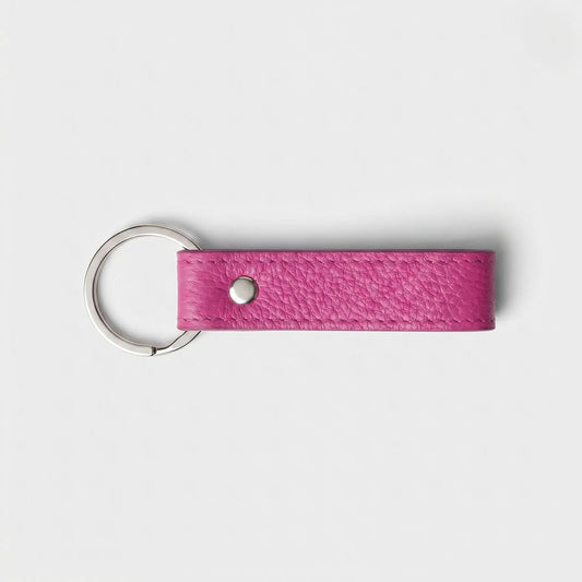 Llavero fucsia de Maison Caviar, accesorio decorativo y funcional, con diseño elegante y detalles llamativos.