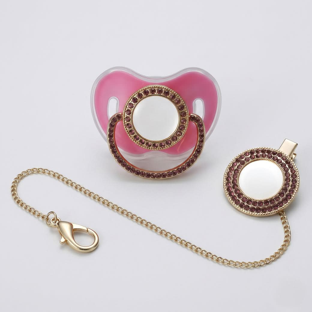 Chupa fucsia de Maison Caviar, estilo Abel, con detalles llamativos y diseño moderno, visible en la imagen.