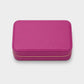 Joyero Maison Caviar Londres en color fucsia, con compartimentos y diseño elegante para joyas y accesorios.