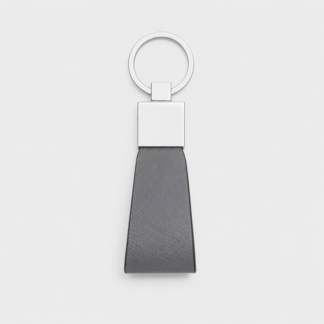 Llavero gris de Maison Caviar con diseño elegante, hecho de material de alta calidad, con detalles sofisticados.