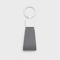 Llavero gris de Maison Caviar con diseño elegante, hecho de material de alta calidad, con detalles sofisticados.
