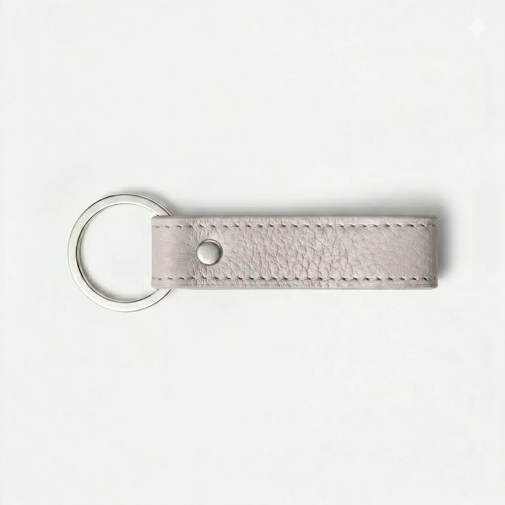 Llavero Maison Caviar Capri de color gris claro, con diseño elegante y detalles de alta calidad.