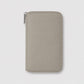 Billetera gris Maison Caviar Greta con compartimentos para tarjetas y dinero en efectivo, diseño elegante y moderno.