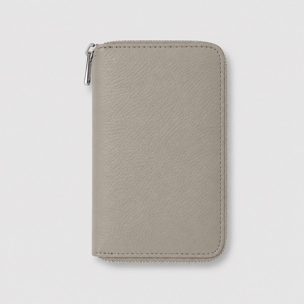 Billetera gris Maison Caviar Greta con compartimentos para tarjetas y dinero en efectivo, diseño elegante y moderno.