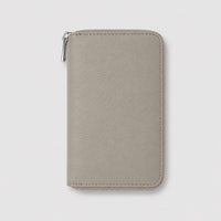 Billetera gris Maison Caviar Greta con compartimentos para tarjetas y dinero en efectivo, diseño elegante y moderno.
