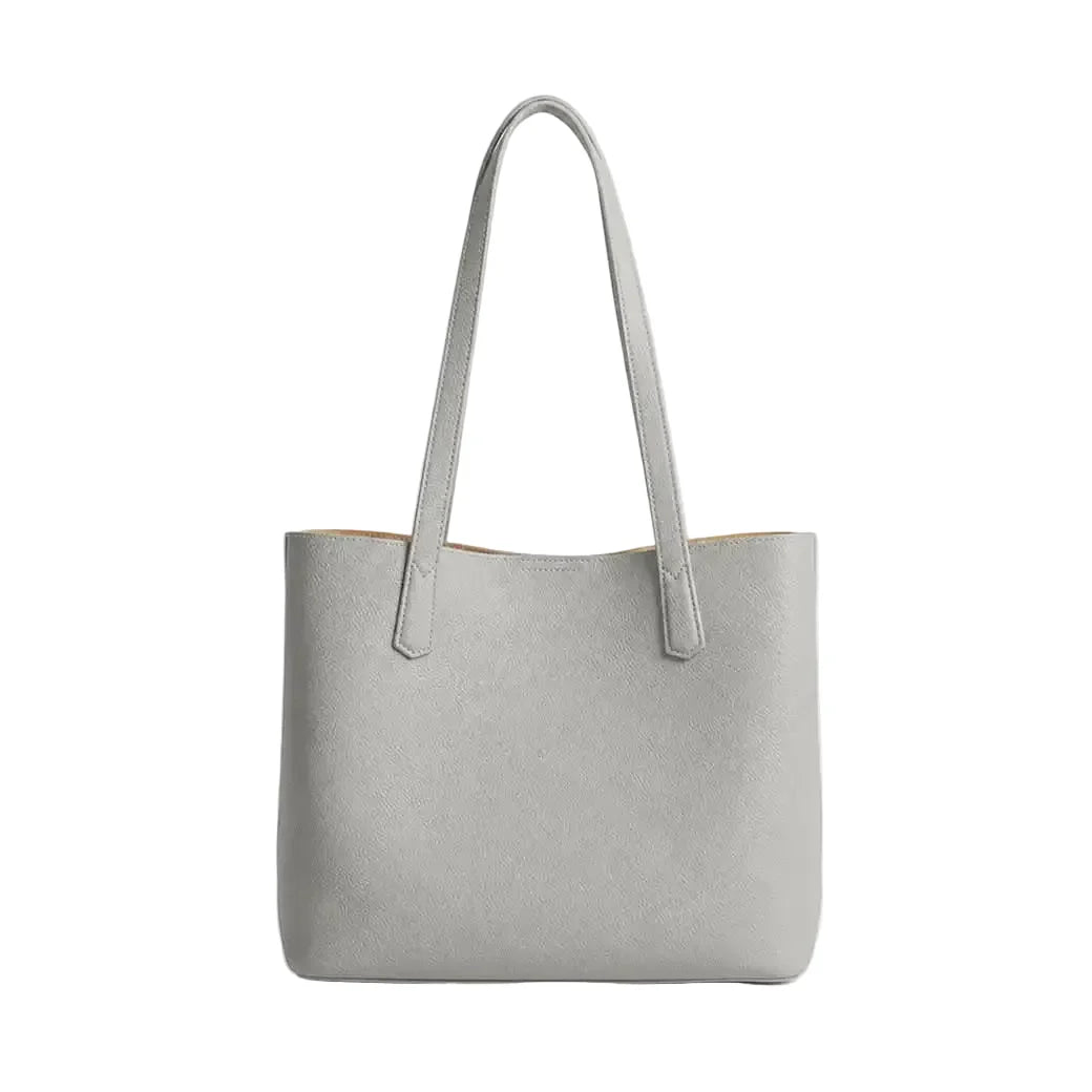 Bolso gris Maison Caviar de la colección bolsos Francesca, con diseño elegante y detalles en cuero.