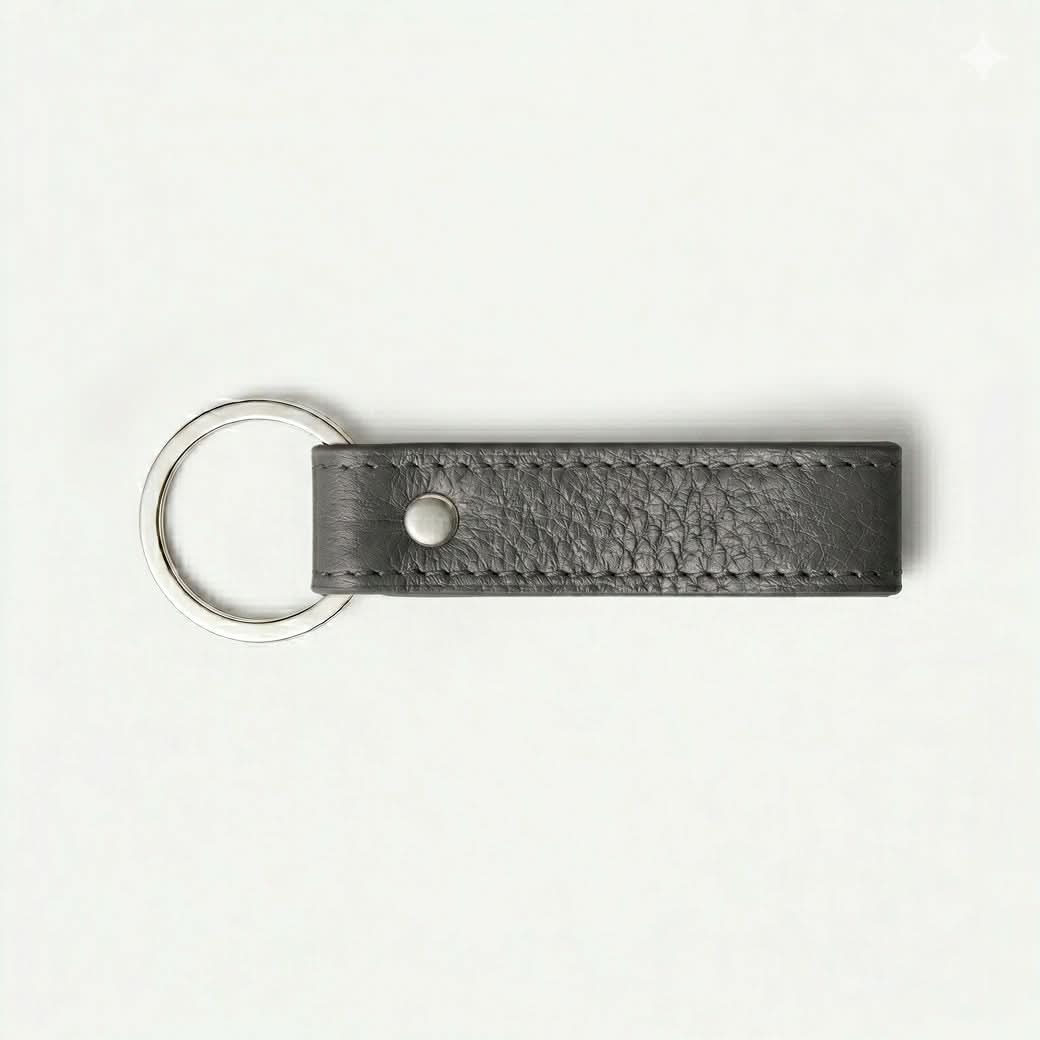 Llavero gris oscuro Maison Caviar Capri, con diseño elegante y detalles en relieve, para sujetar llaves con estilo.
