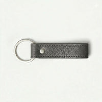 Llavero gris oscuro Maison Caviar Capri, con diseño elegante y detalles en relieve, para sujetar llaves con estilo.