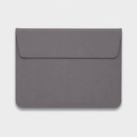 Funda para MacBook Maison Caviar Nobu gris lisa, protección elegante para portátil con acabado suave y resistente.