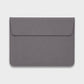 Funda para MacBook Maison Caviar Nobu gris lisa, protección elegante para portátil con acabado suave y resistente.