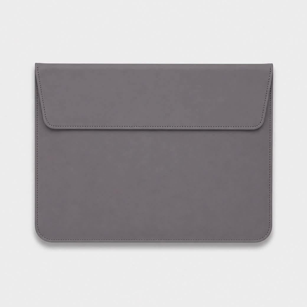 Funda para MacBook Maison Caviar Nobu gris lisa, protección elegante para portátil con acabado suave y resistente.