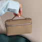 Bolso Giulia de Maison Caviar, bolso de bolsos con detalles elegantes y diseño moderno, visible en la imagen.