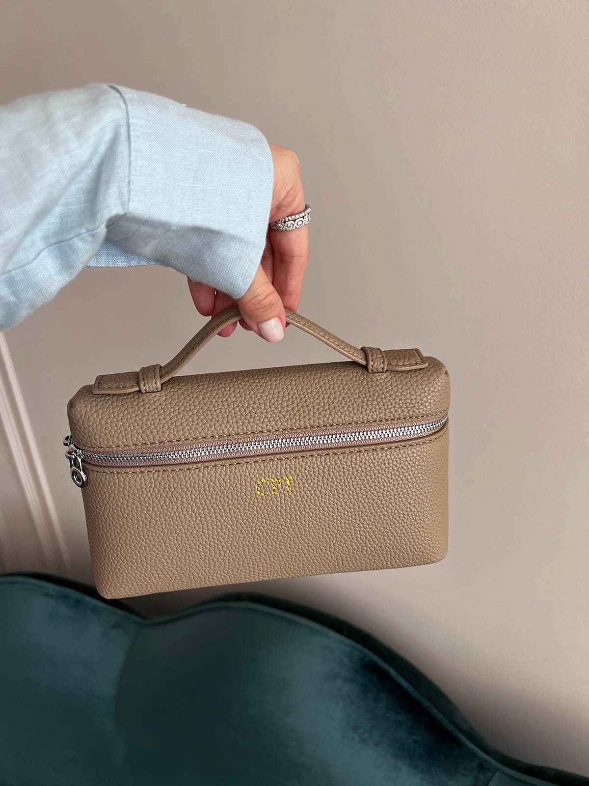 Bolso Giulia de Maison Caviar, bolso de bolsos con detalles elegantes y diseño moderno, visible en la imagen.