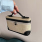 Bolso Giulia de Maison Caviar en cuero negro con asas cortas y detalles dorados, vista frontal del bolso.