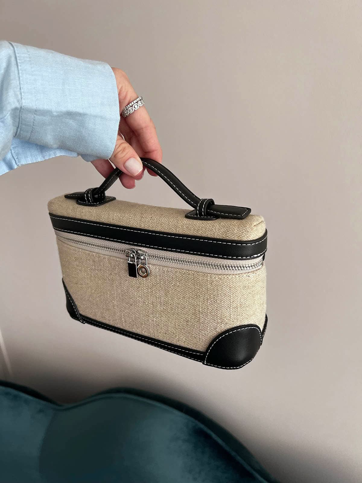 Bolso Giulia de Maison Caviar en cuero negro con asas cortas y detalles dorados, vista frontal del bolso.