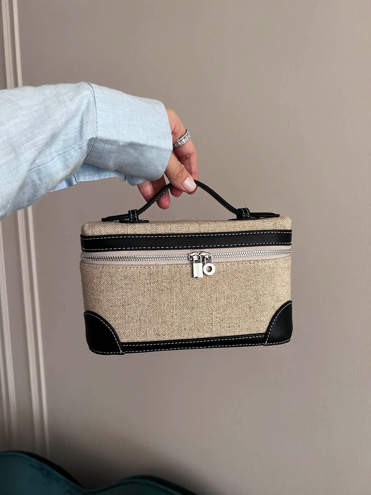 Bolso Giulia de Maison Caviar, bolso de marca con diseño elegante y detalles en cuero en la imagen.