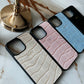 Funda para iPhone Valencia de Maison Caviar, protección elegante con diseño sofisticado y acabado en cuero color marrón.