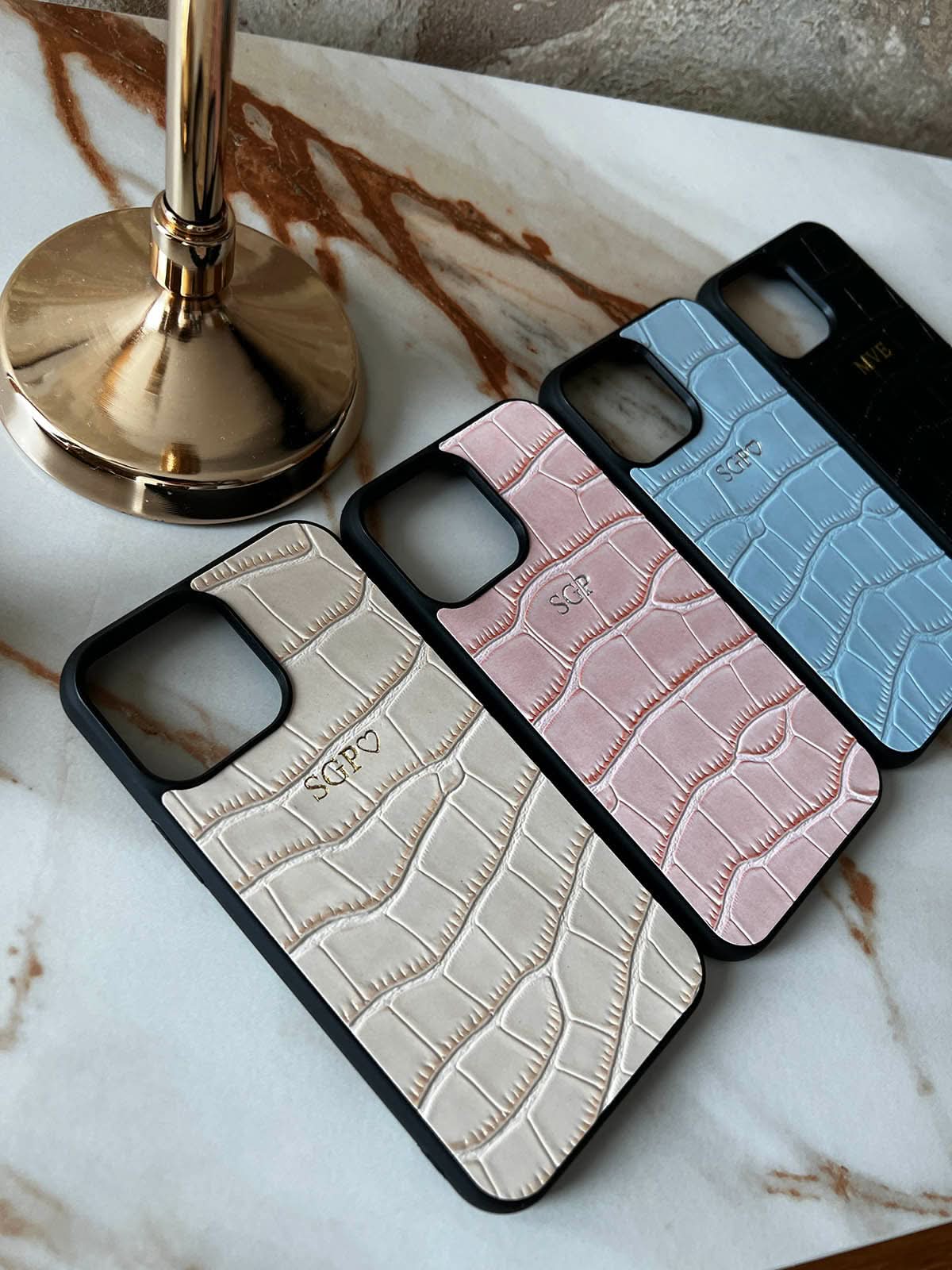 Funda para iPhone Valencia de Maison Caviar, protección elegante con diseño sofisticado y acabado en cuero color marrón.