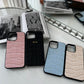 Funda para iPhone Maison Caviar Valencia en color negro, diseñada para protección y estilo del teléfono móvil.