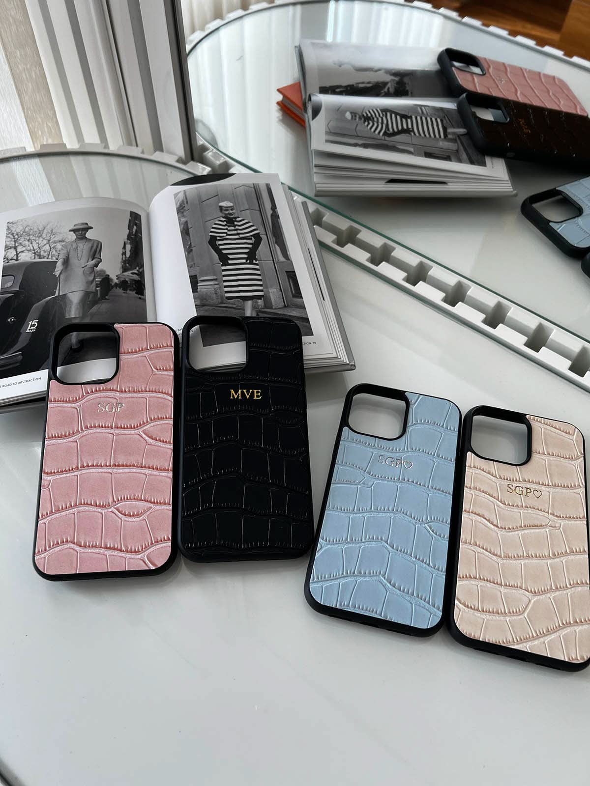 Funda para iPhone Maison Caviar Valencia en color negro, diseñada para protección y estilo del teléfono móvil.