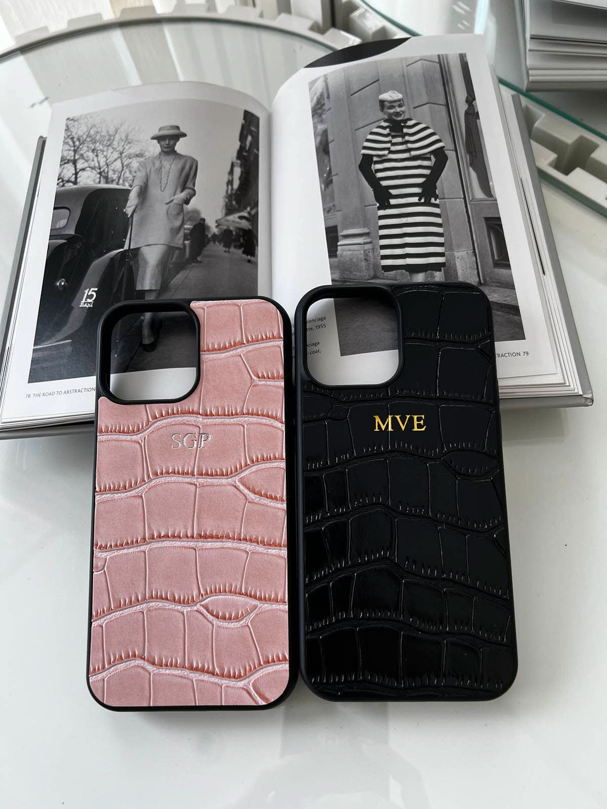 Funda para iPhone Maison Caviar Valencia en color beige con detalles elegantes y diseño de protección para teléfono móvil.