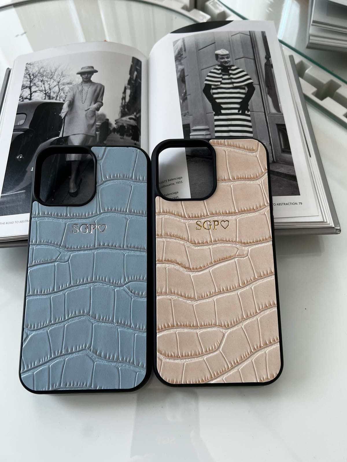 Funda para iPhone Maison Caviar Valencia, protección y estilo, con diseño elegante en color vibrante.