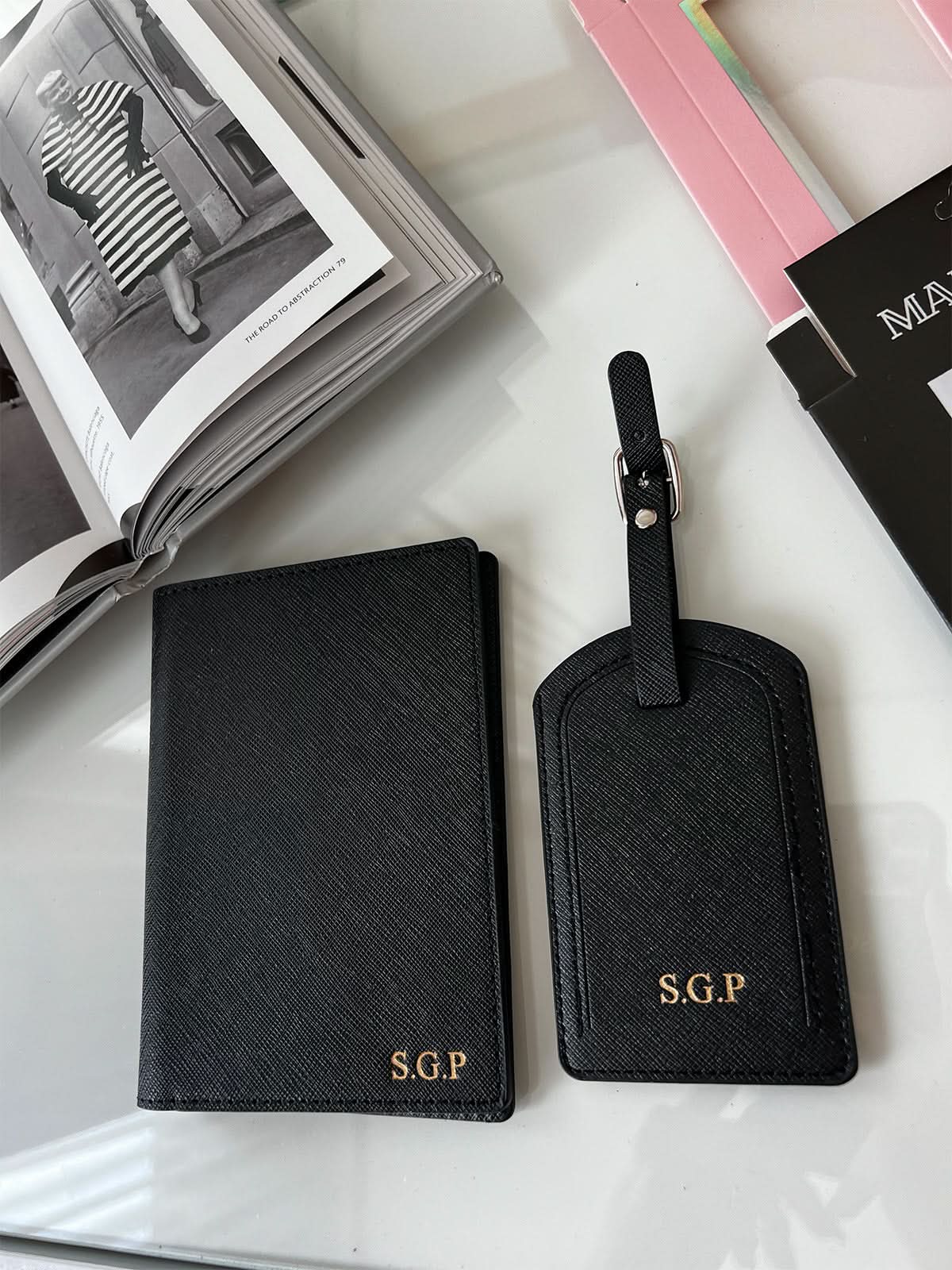 Porta pasaporte Maison Caviar Mykonos de cuero con diseño elegante y cierre, ideal para viajes y almacenamiento de documentos.