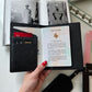 Porta pasaporte Maison Caviar Mykonos, bolso de viaje con diseño elegante y espacio para pasaporte y documentos.