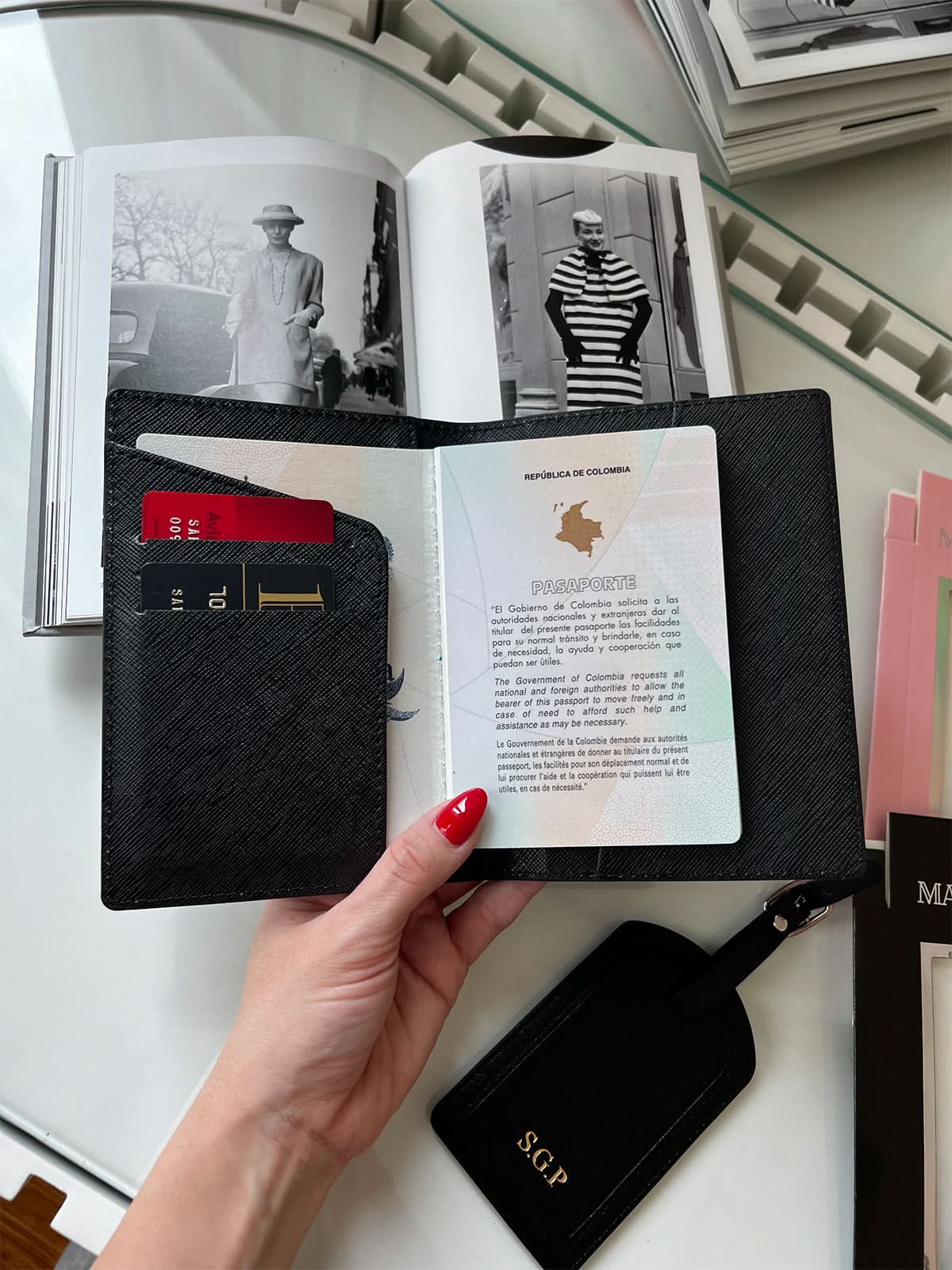 Porta pasaporte Maison Caviar Mykonos, bolso de viaje con diseño elegante y espacio para pasaporte y documentos.