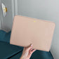 Funda para Macbook Monaco de Maison Caviar, protección elegante en color gris, con detalles de alta calidad y acabado suave.