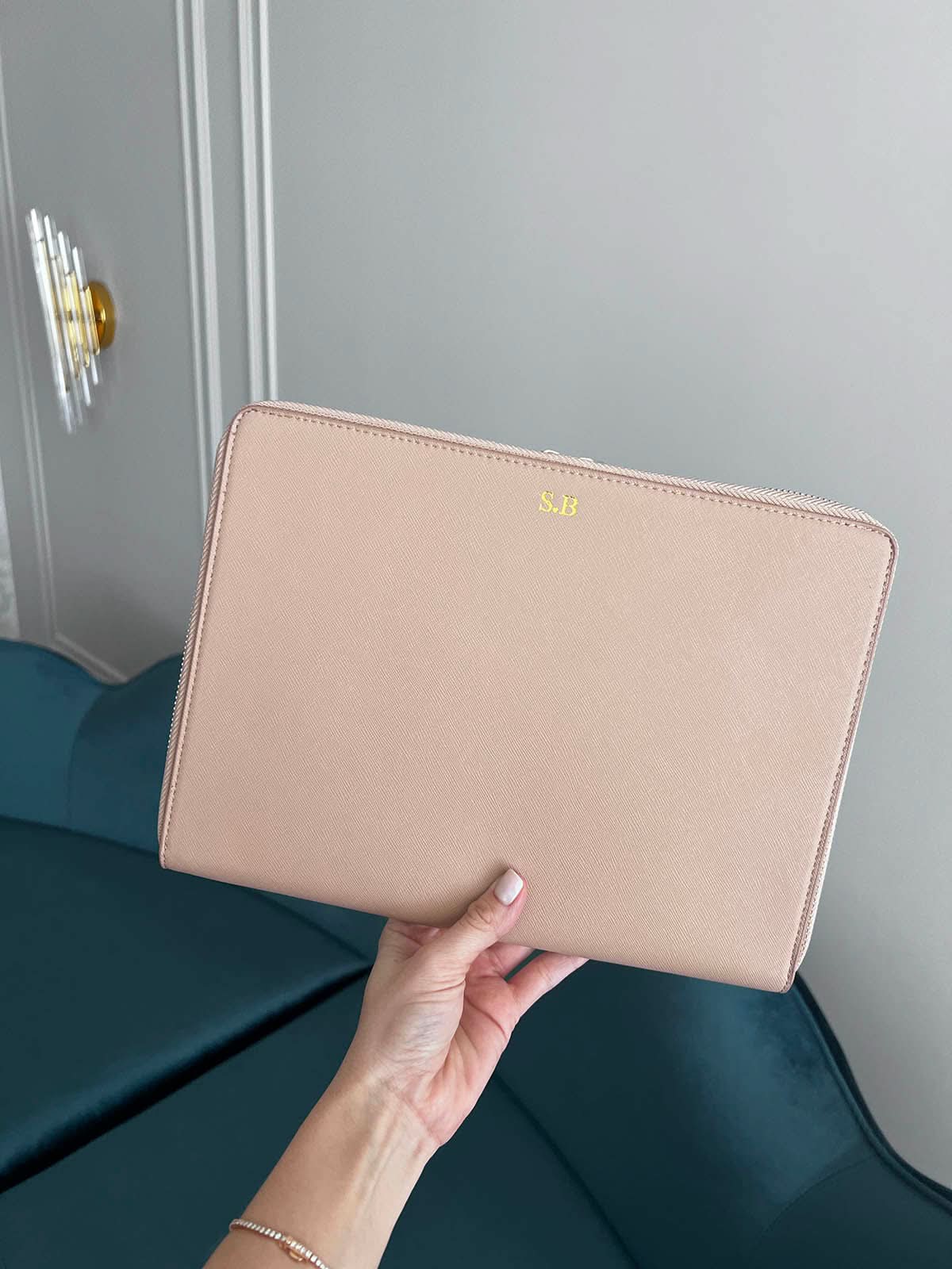 Funda para Macbook Monaco de Maison Caviar, protección elegante en color gris, con detalles de alta calidad y acabado suave.