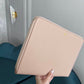 Funda para MacBook Monaco de Maison Caviar, protección elegante en cuero con detalles decorativos, vista frontal.