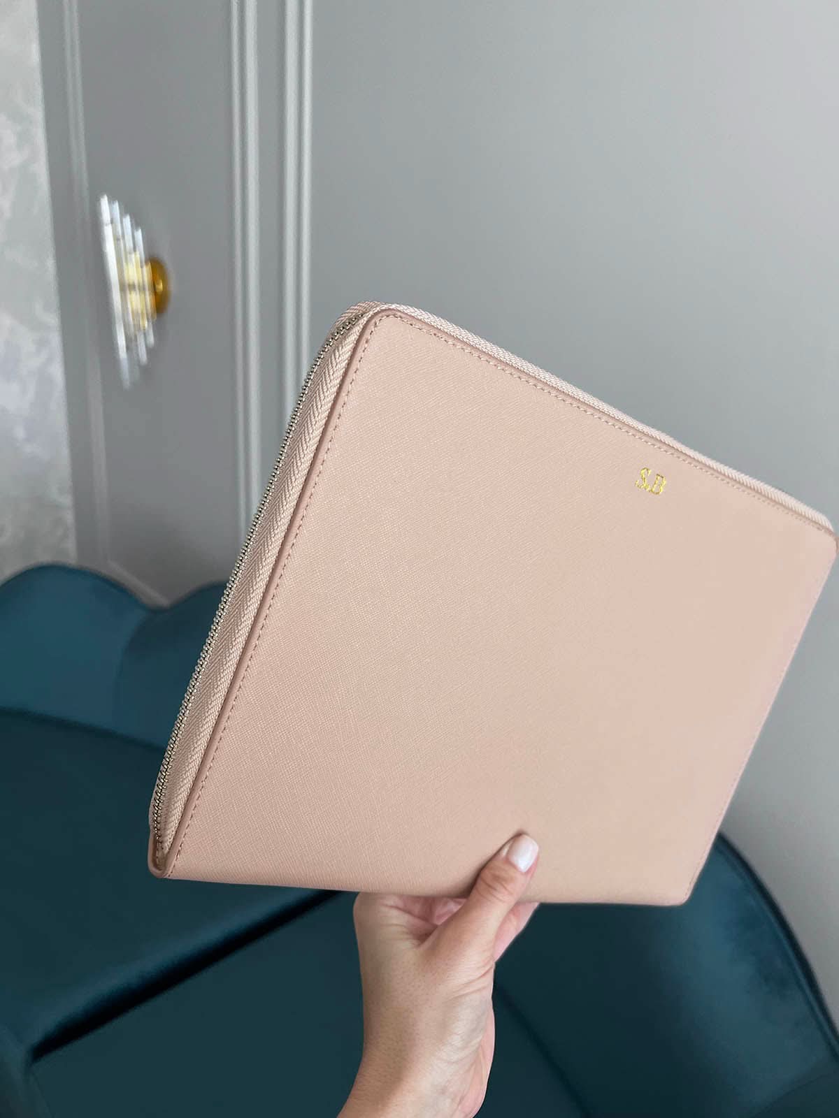 Funda para MacBook Monaco de Maison Caviar, protección elegante en cuero con detalles decorativos, vista frontal.