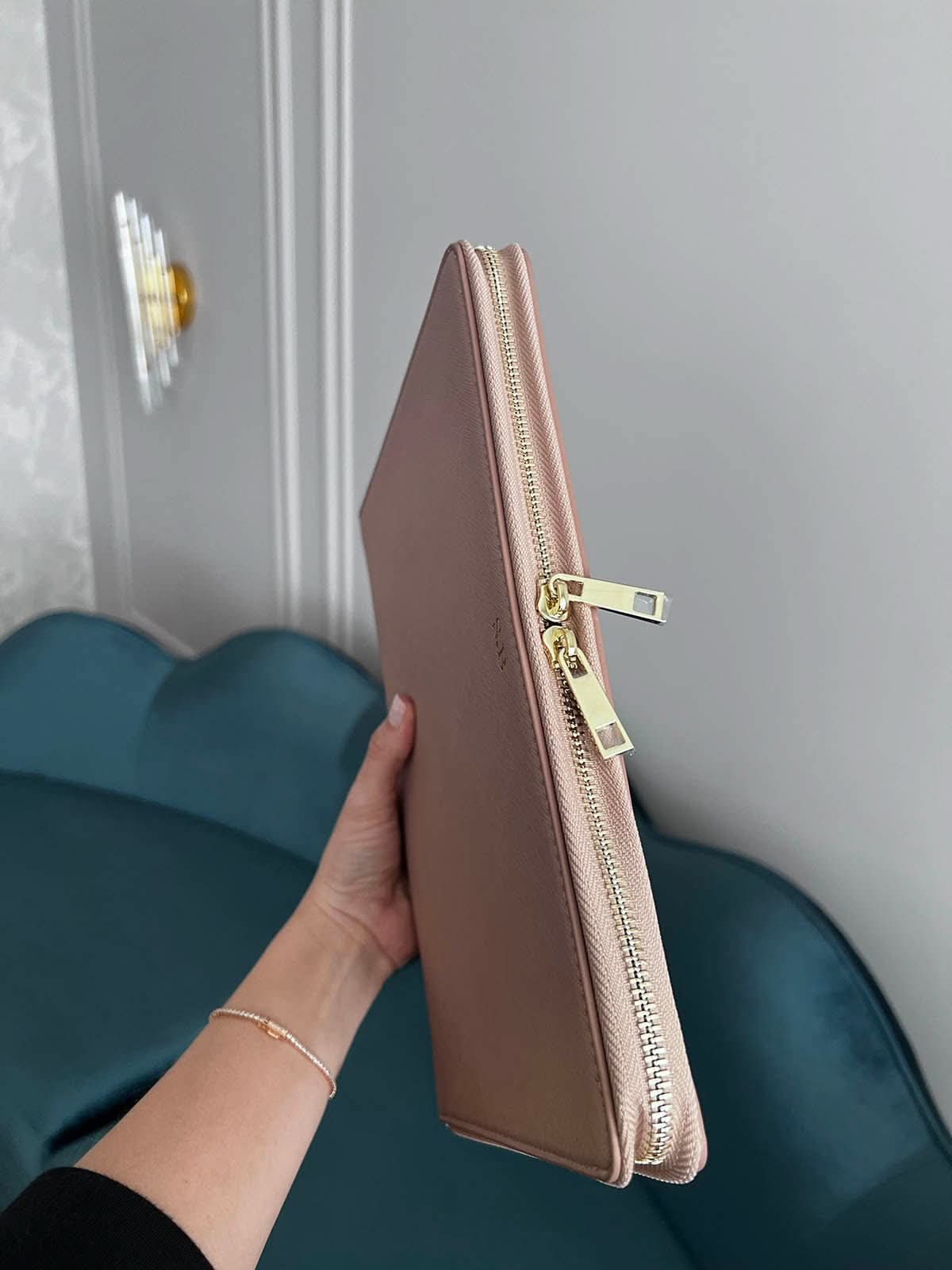 Funda para MacBook Monaco de Maison Caviar, protección elegante con diseño resistente y acabado sofisticado.