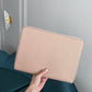 Funda para MacBook Monaco de Maison Caviar, protección elegante con diseño sofisticado en color oscuro.