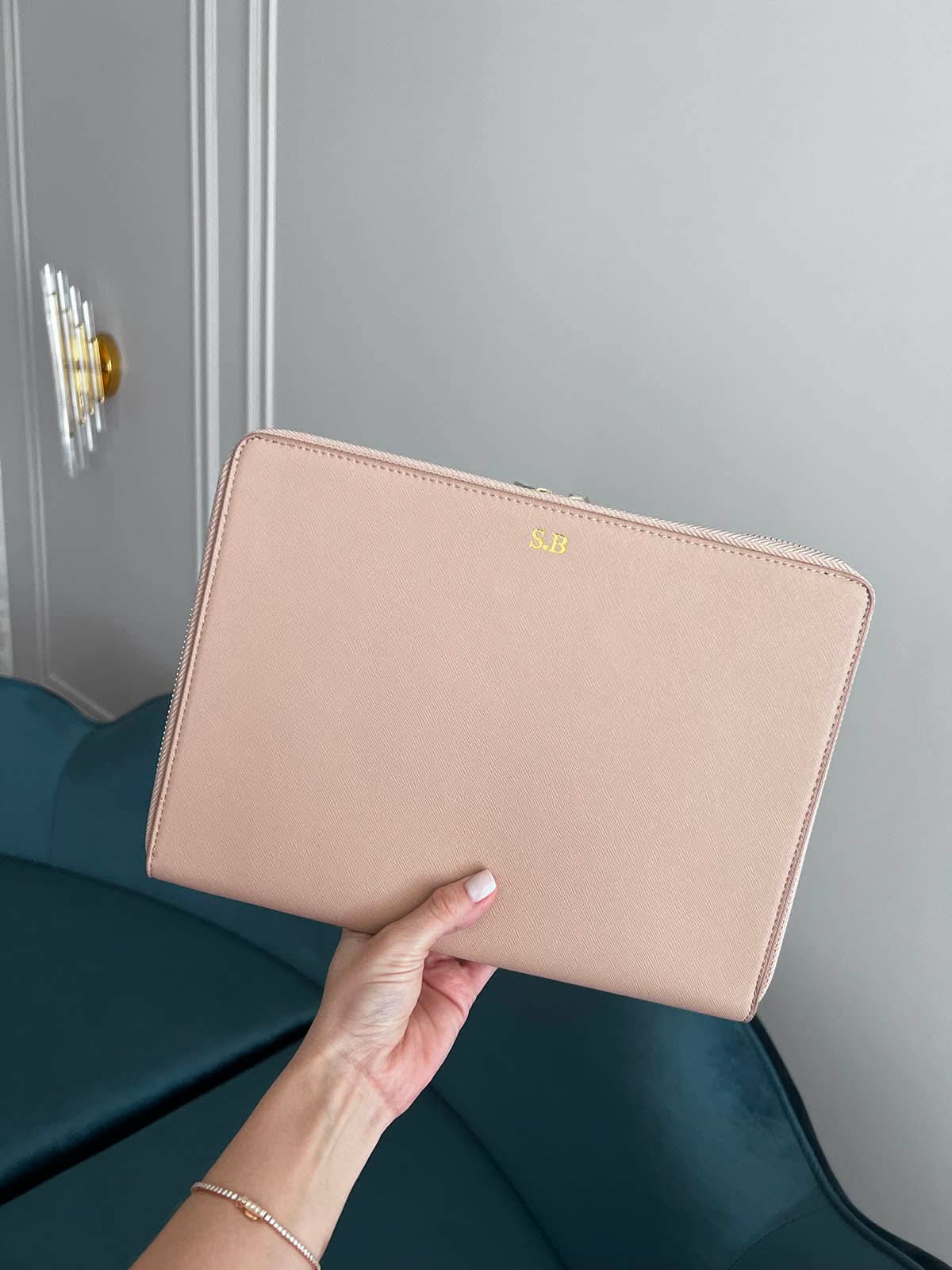 Funda para MacBook Monaco de Maison Caviar, protección elegante con diseño sofisticado en color oscuro.