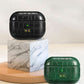 Funda para Airpods Maison Caviar estilo Amsterdam con diseño colorido y protección para auriculares inalámbricos.