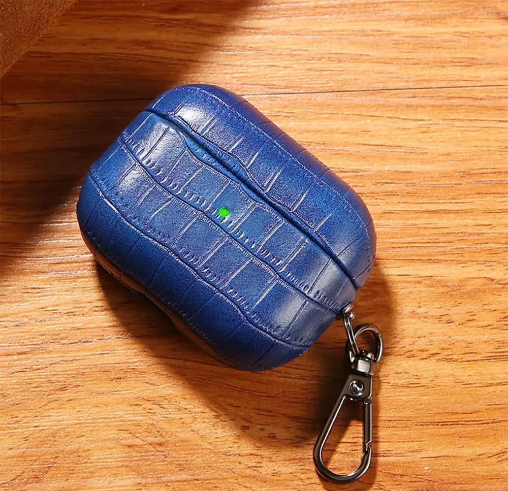Estuche para AirPods Maison Caviar Amsterdam en cuero marrón con detalles de costura, vista frontal en la imagen.